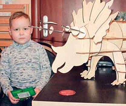 В Челябинске пятилетнему мальчику с онкологией подарили огромного деревянного динозавра