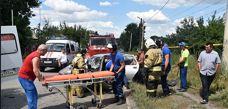 Есть пострадавший: в Новошахтинске дорогу у кладбища не поделили два водителя