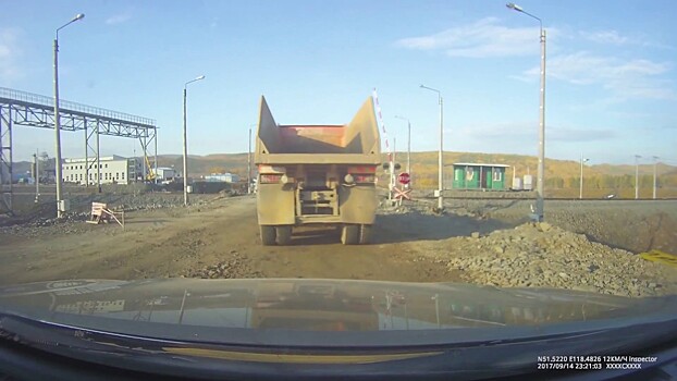 Внезапно поезд: на ж/д переезде водителя КамАЗа ждал сюрприз