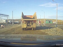 Внезапно поезд: на ж/д переезде водителя КамАЗа ждал сюрприз