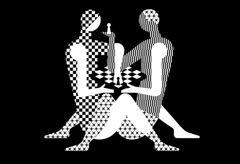 Логотип представляет собой схематическое изображение двух фигур, которые близко сидят лицом к лицу, а их ноги скрещены между собой. В центре же расположена шахматная доска