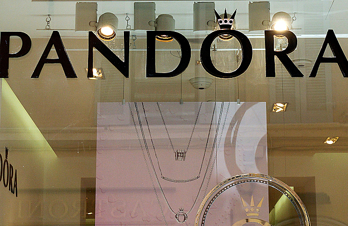 Блеск один, цена разная: бренд Pandora будет создавать украшения из искусственных бриллиантов