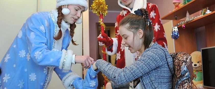 Волонтеры Удмуртии дарят новогодние подарки детям-инвалидам