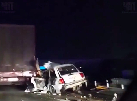 Под Краснодаром на трассе М-4 «Дон» ВАЗ-2104 врезался в фуру