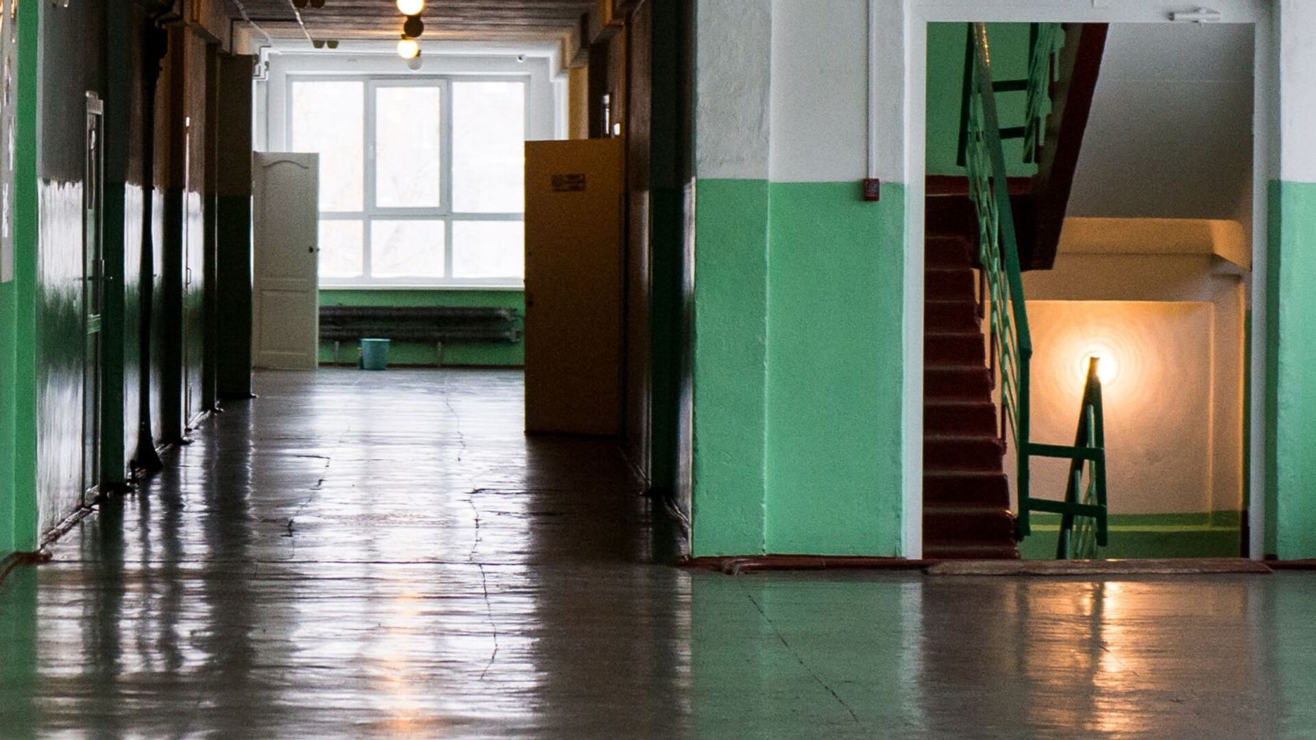 Российский учитель ударил двух пятиклассников во время урока и попал на видео