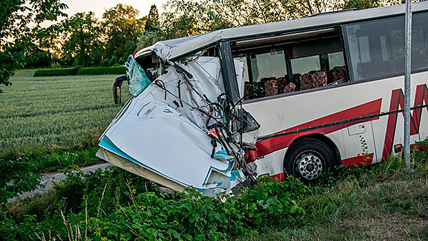 На севере Германии столкнулись скорая помощь и автобус с детьми