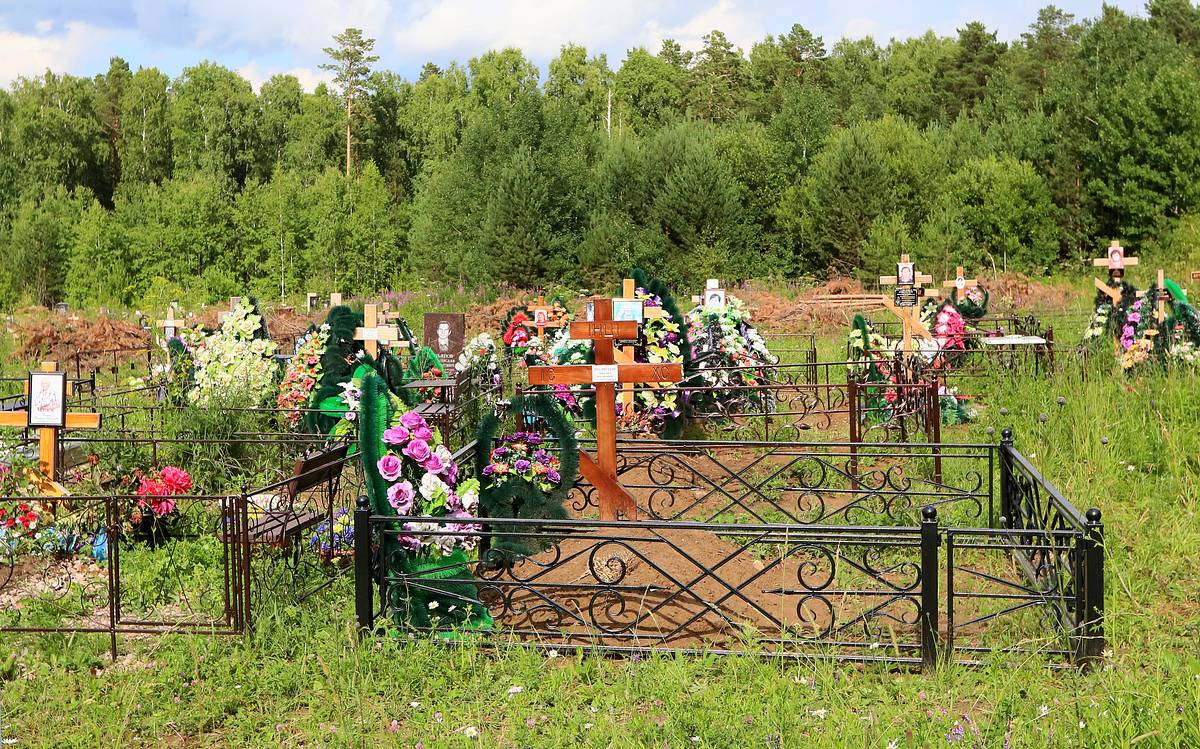 Власти российского города попросили жителей скинуться на кладбище
