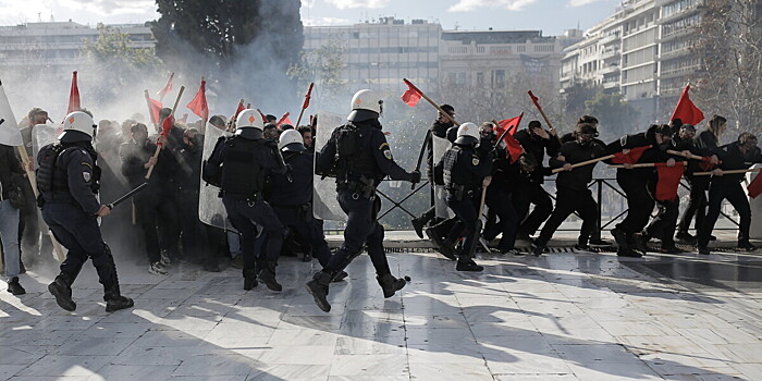 Более 12 тысяч студентов вышли на митинг против частных университетов в Афинах