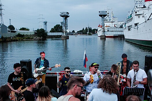 На теплоходе музыка играет: Как проходят вечеринки на кораблике по Преголе под флагом Rock Wave