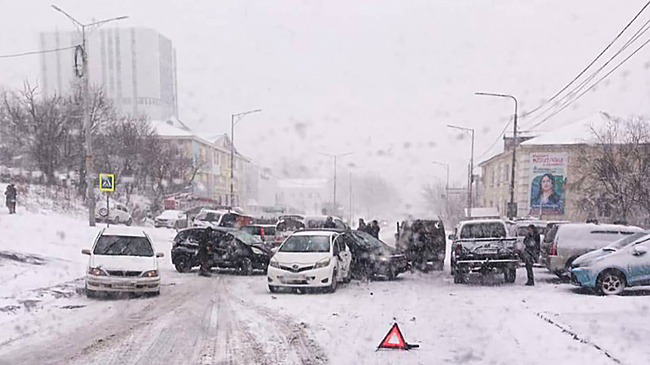 Снежный апокалипсис и массовые аварии на Камчатке: фото