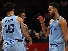 Кайл Андерсон рухнул на паркет, когда Драммонд хотел отодвинуть его за пределы круга при спорном