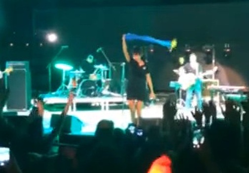 Земфира развернула на концерте в Грузии украинский флаг