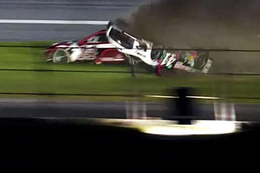 Машина американского гонщика взлетела в воздухе 10 раз, вылетев с трассы NASCAR