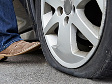 Как починить пробитое колесо в дороге