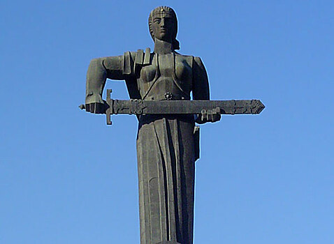 Монумент "Мать Армения" в Гюмри