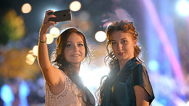 В Парке Горького начался выпускной