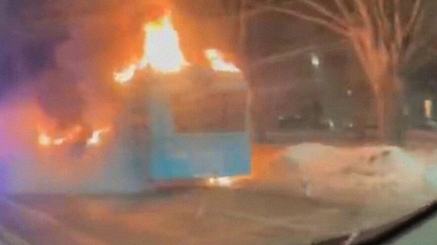 На проспекте Космонавтов в Санкт-Петербурге сгорел городской автобус