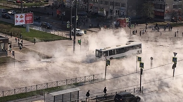 ЧП в Петербурге: автобус с пассажирами попал в яму с горячей водой