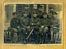 О чем могут рассказать внукам восемь молодых мужчин с довоенной фотографии