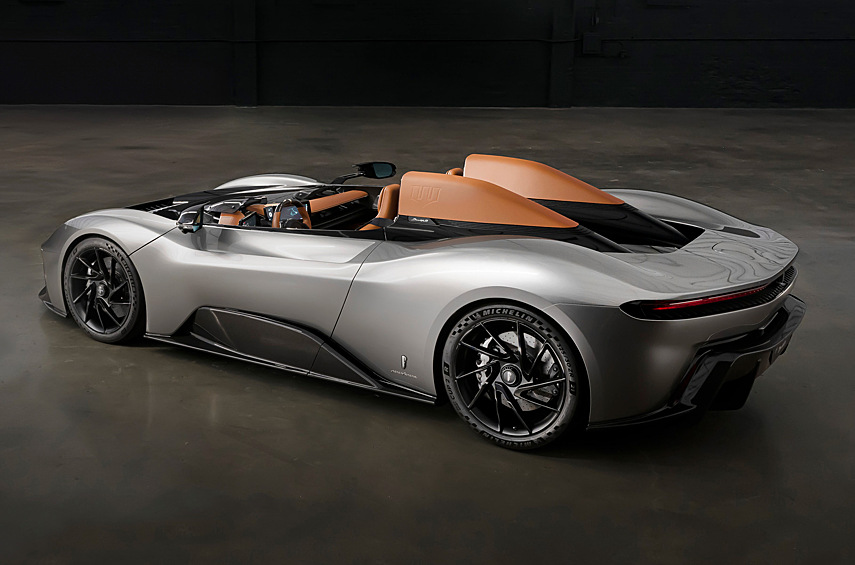 На кузове и дверях появились значки Wayne Enterprises, а ещё на двери с водительской стороны разместилась табличка со словами супергероя «All men have limits... I ignore mine».