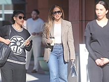 Дженнифер Лопес прогулялась с сумкой за миллионы рублей