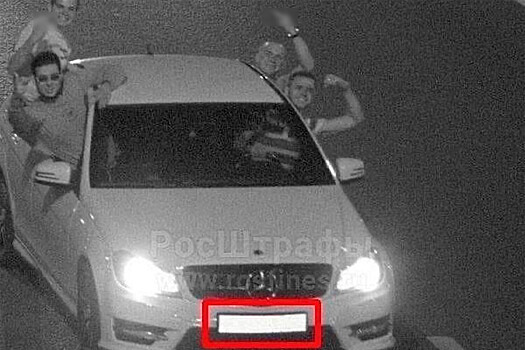 Молодежь использовала дорожную камеру для группового фото