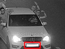 Молодежь использовала дорожную камеру для группового фото