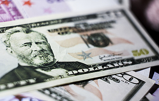 Россияне в августе обменивали доллары в два раза чаще, чем евро