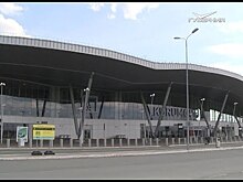 В Курумоче волонтеры помогают медикам встречать прилетающих пассажиров