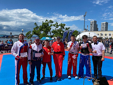 Кикбоксеры Владивостока провели показательные бои в центре города