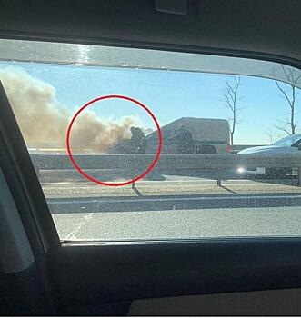 «Нужно помочь деньги вынести»: во Владивостоке на трассе загорелся автомобиль инкассаторов