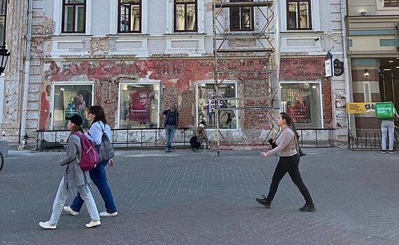 В Казани организовали консервацию старинной вывески и фасада на Баумана