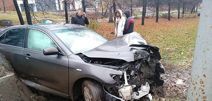 Водитель «Тойоты» врезался в столб у Дворца пионеров в Ижевске
