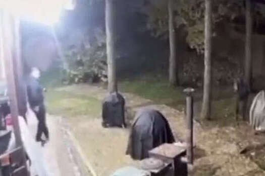 Менеджер филиала "Россетей" выкинул взятку за забор, но попал на видео