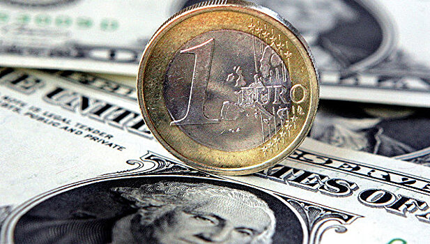 Евро дешевеет к доллару