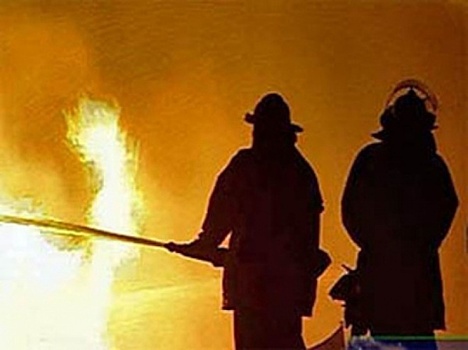 Спасатели эвакуировали 30 человек из горевшего дома в Орске