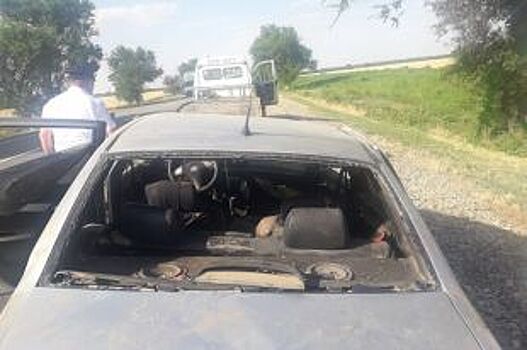 На Ставрополье на трассе перевернулся автомобиль из-за неисправного колеса