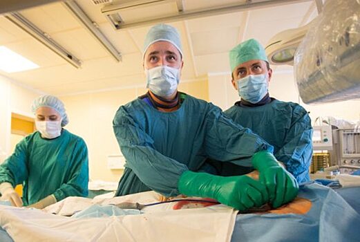 Красноярские хирурги поставили стент на сонной артерии пенсионера через прокол в руке