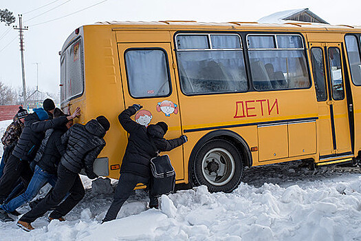 Школьников в Перми заставили толкать заглохший автобус
