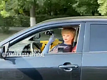 Самарцы заметили на дорогах города куклу за рулем иномарки