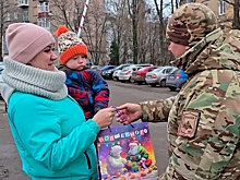 Бойцы ВС РФ поздравили детей Донецка с наступающим Новым годом