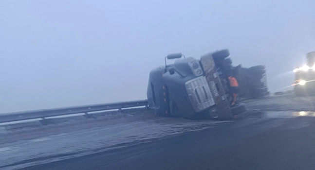 В Красноярске образовалась огромная пробка из-за перевернувшейся фуры
