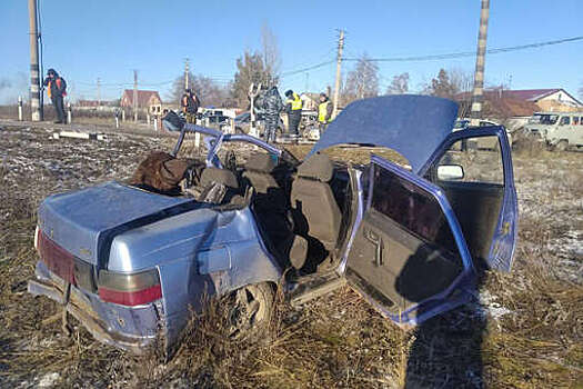 Локомотив протаранил на переезде Lada с семьей из пяти человек в Магнитогорске