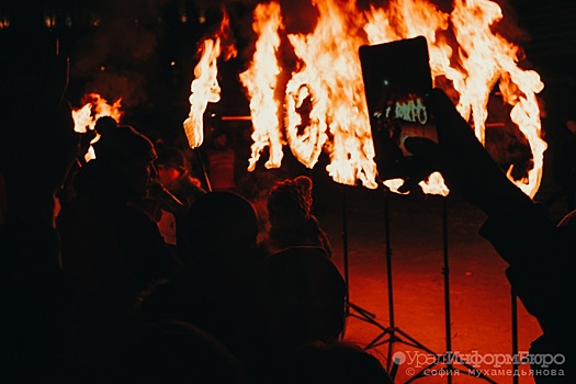 Екатеринбуржцы устроили огненное катание на "Юности"