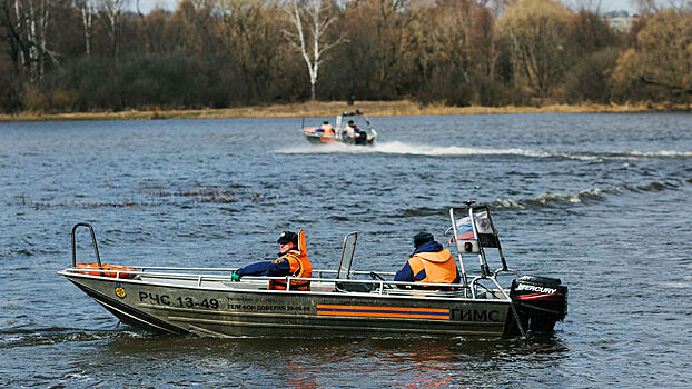 Моторная лодка с людьми врезалась в берег под Самарой