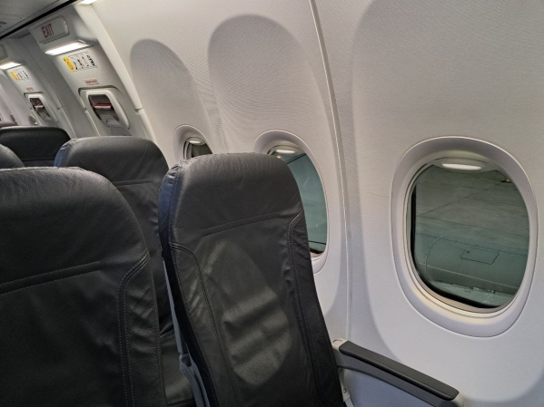 Неприятный инцидент произошел на борту самолета до Владивостока: дама решила отомстить мужу