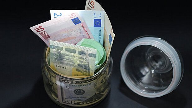 Эксперт: Через две недели не исключен обвал евро