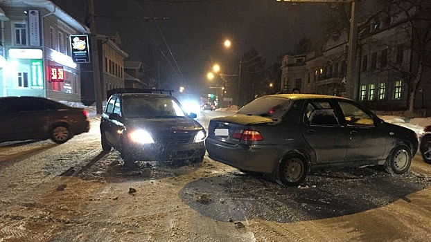 Трое мужчин пострадали в аварии в центре Вологды