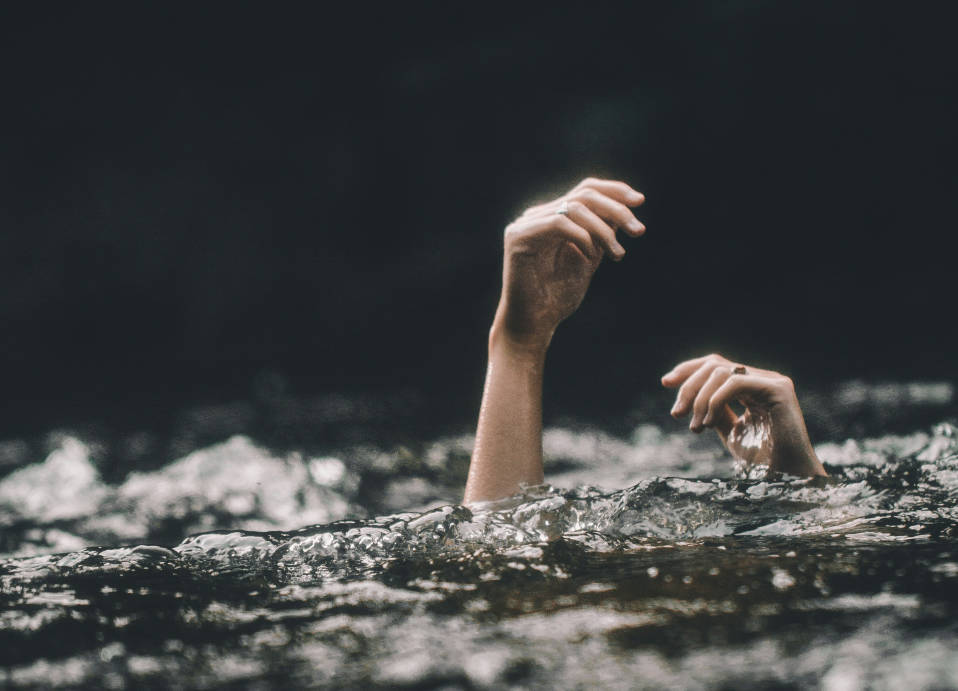 Труп женщины плавал в городском пруду в Челябинской области