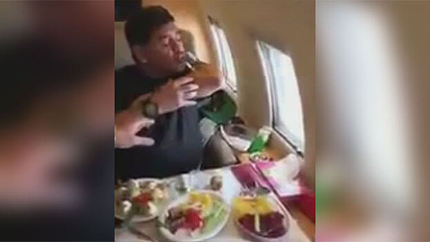 Марадона выпил водку по-гусарски в самолёте в России